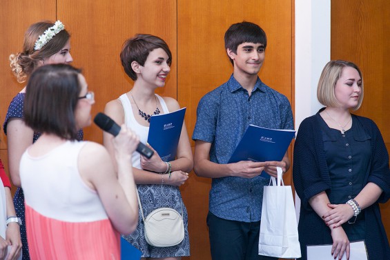 Вручение сертификатов центра Карлова университета "Кристалл" в 2015 году