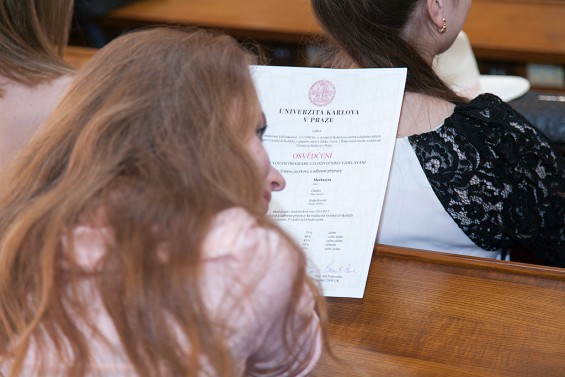 Вручение сертификатов центра Карлова университета "Кристалл" в 2015 году
